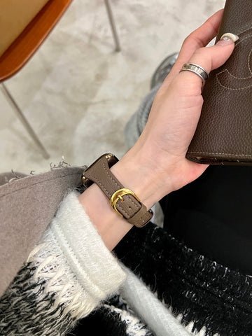 Leather strap with horseshoe buckle and small waist design