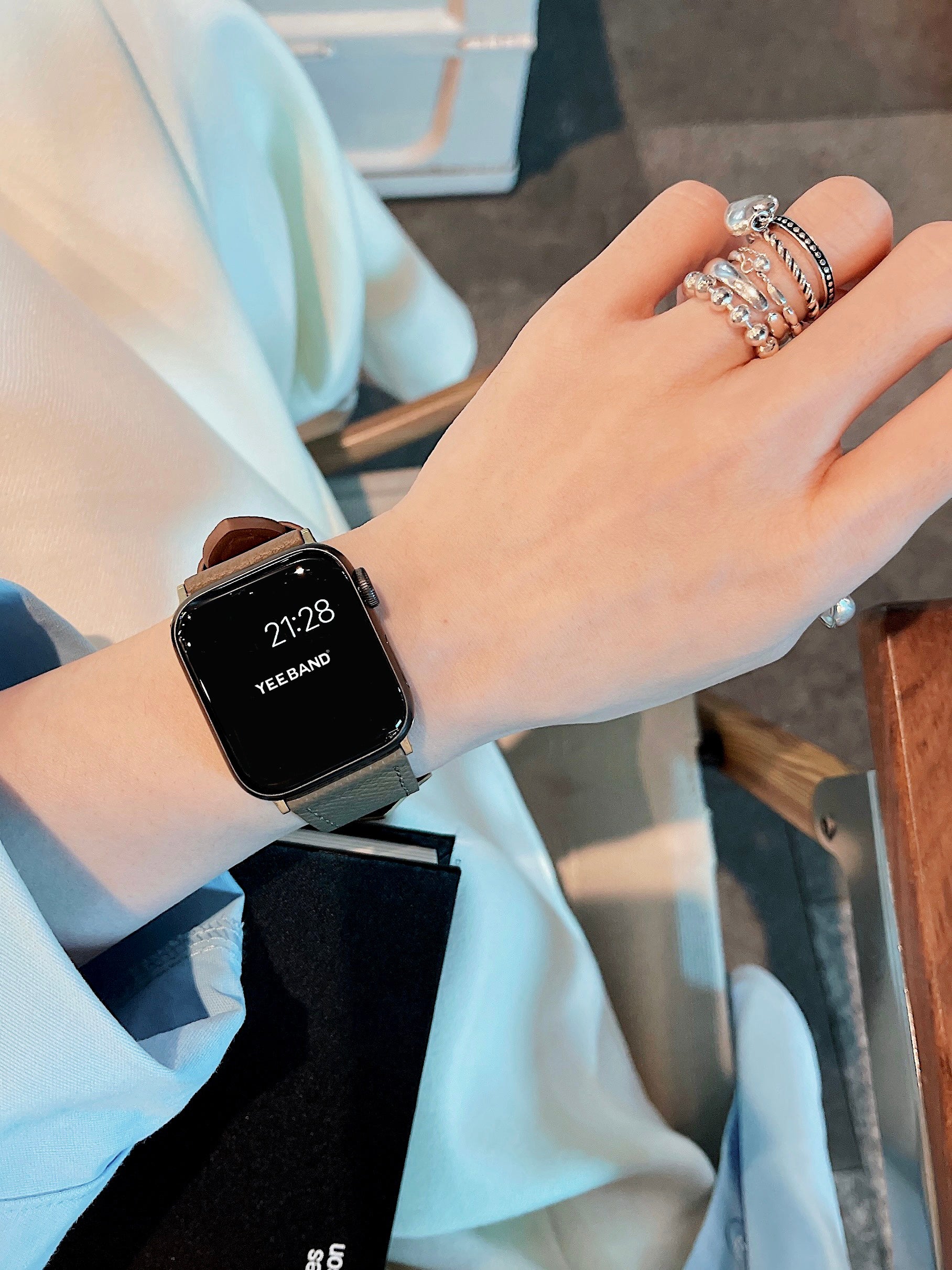 Genuine leather strap with lychee pattern and pointed buckle design for Applewatch