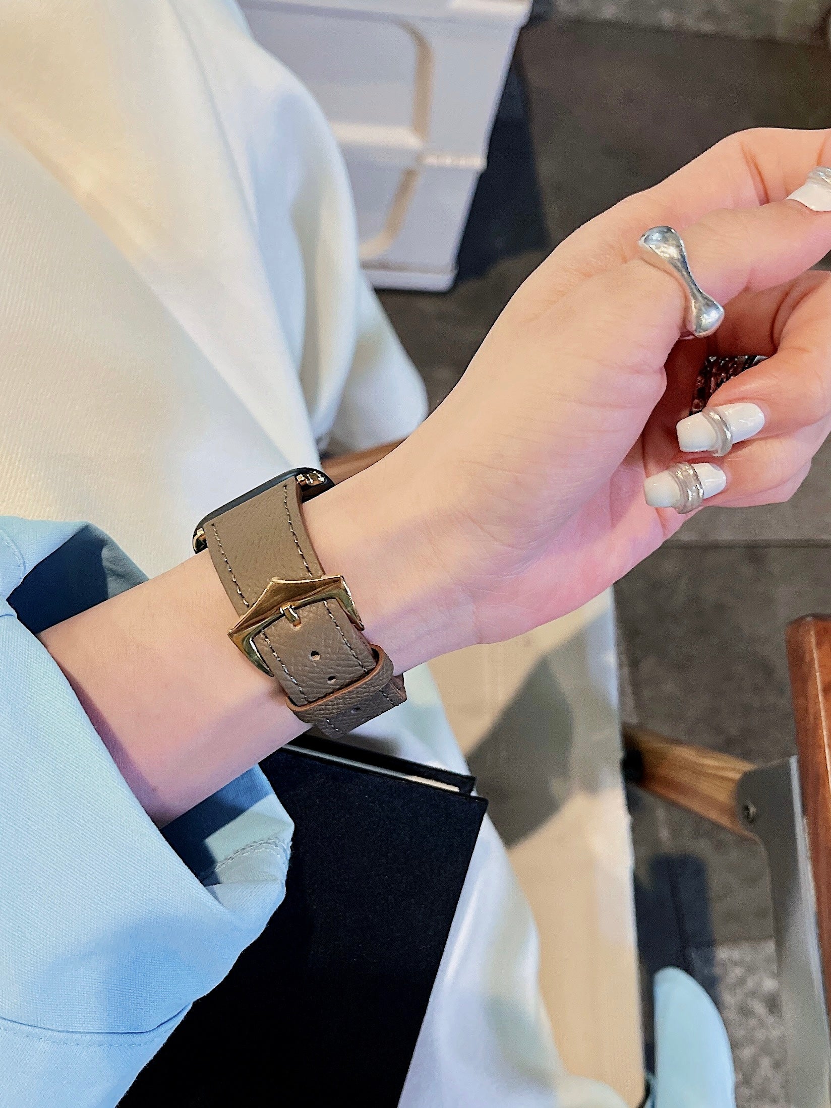 Genuine leather strap with lychee pattern and pointed buckle design for Applewatch