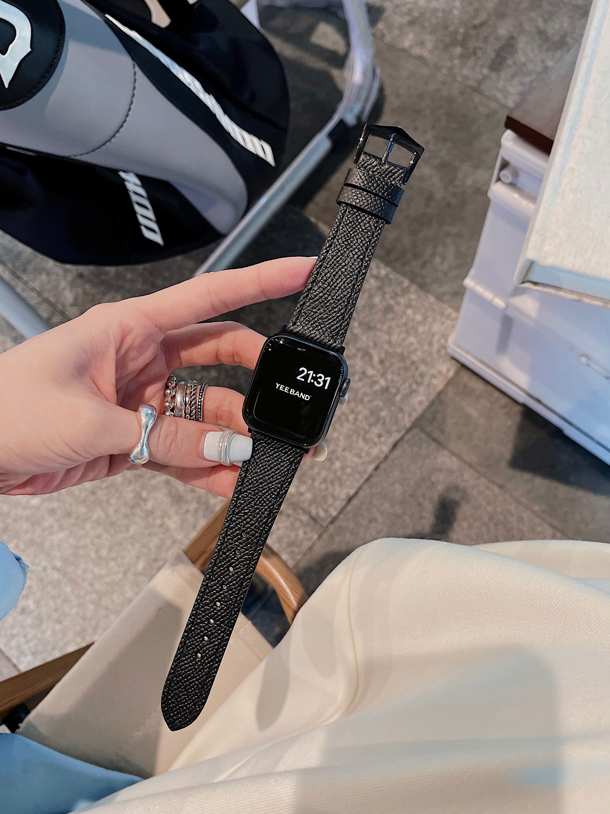 Genuine leather strap with lychee pattern and pointed buckle design for Applewatch