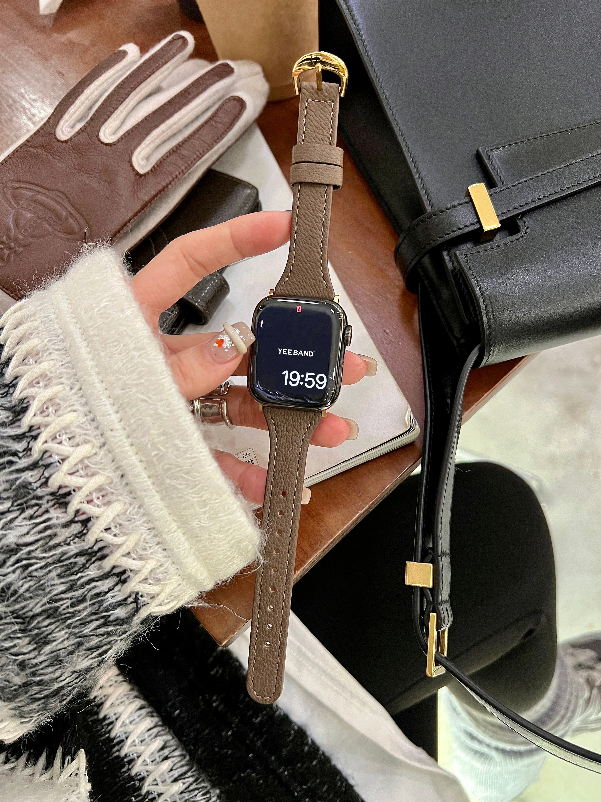 Leather strap with horseshoe buckle and small waist design