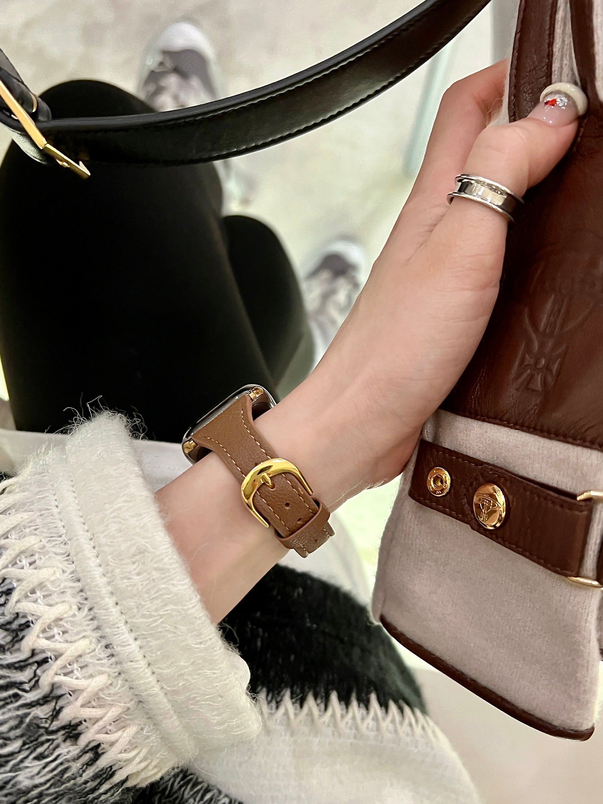 Leather strap with horseshoe buckle and small waist design