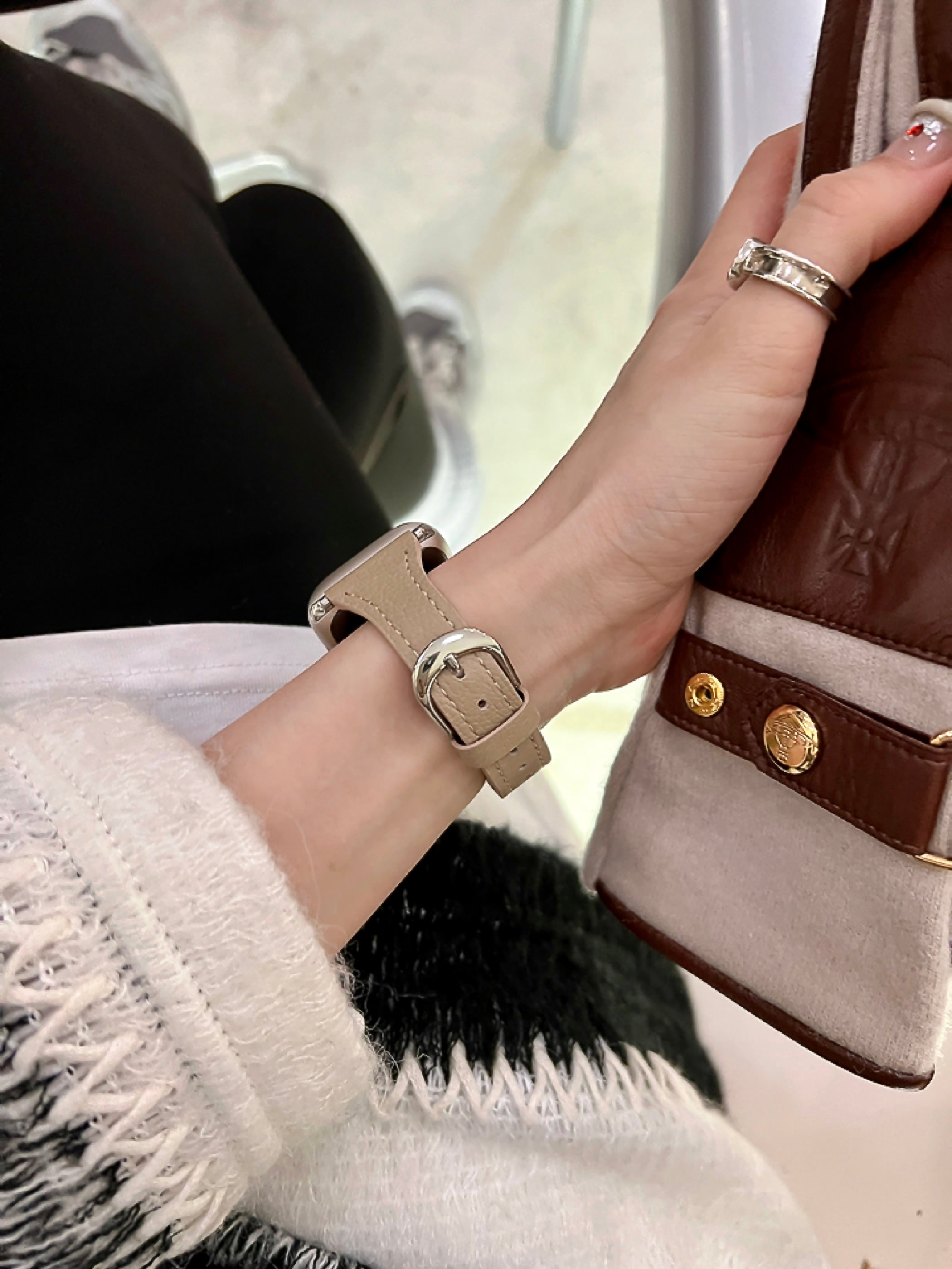 Leather strap with horseshoe buckle and small waist design