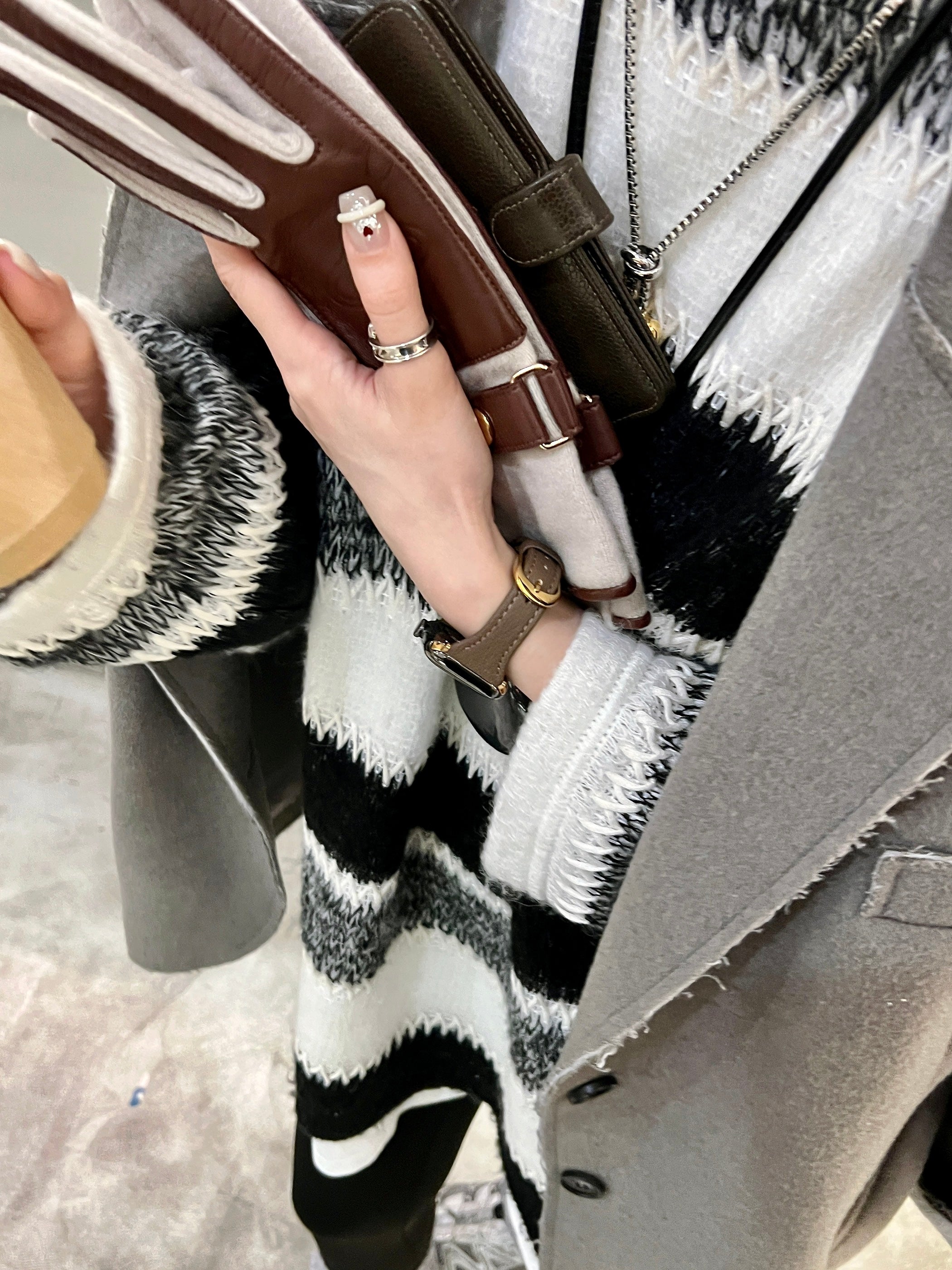 Leather strap with horseshoe buckle and small waist design