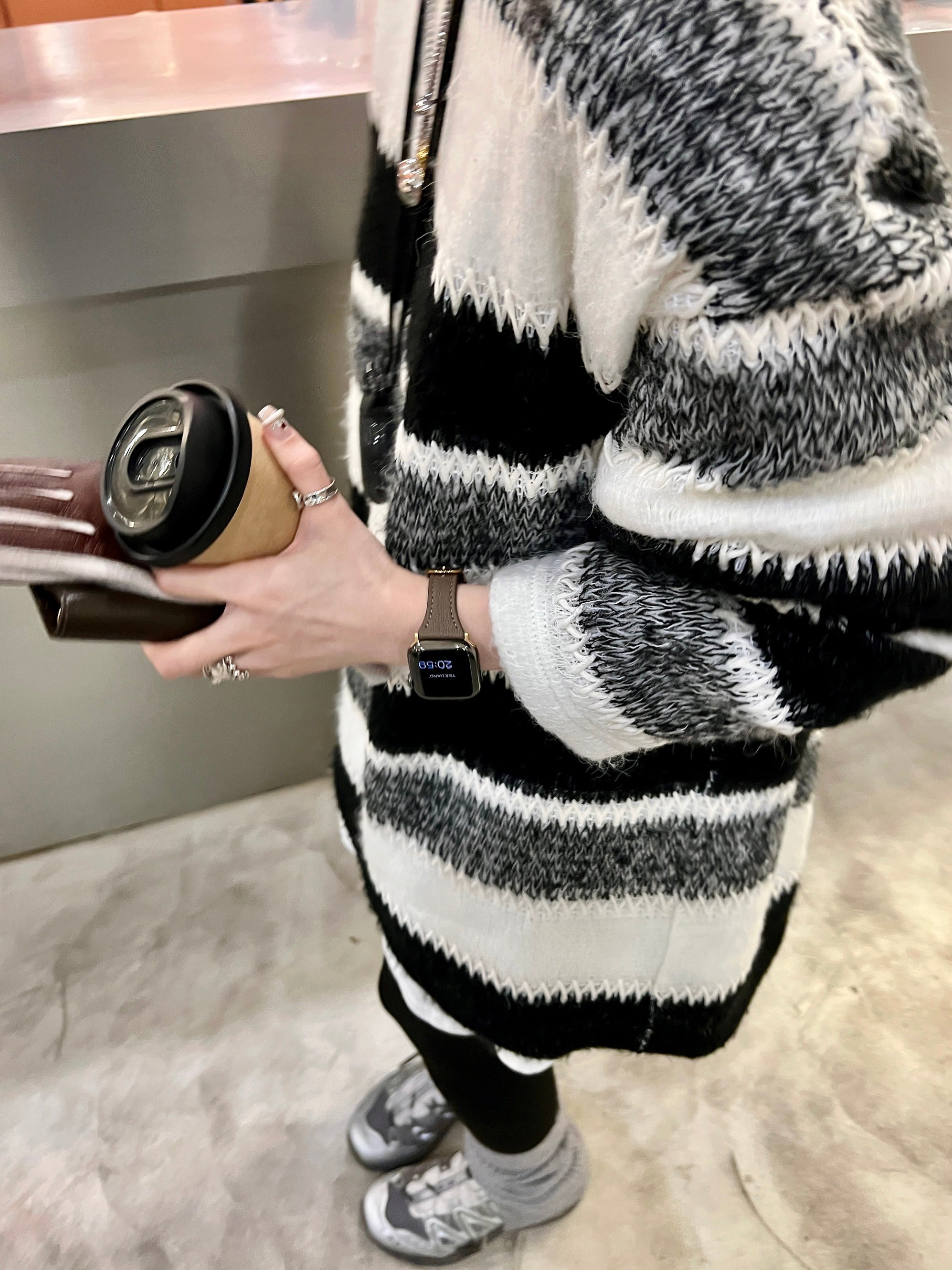 Leather strap with horseshoe buckle and small waist design