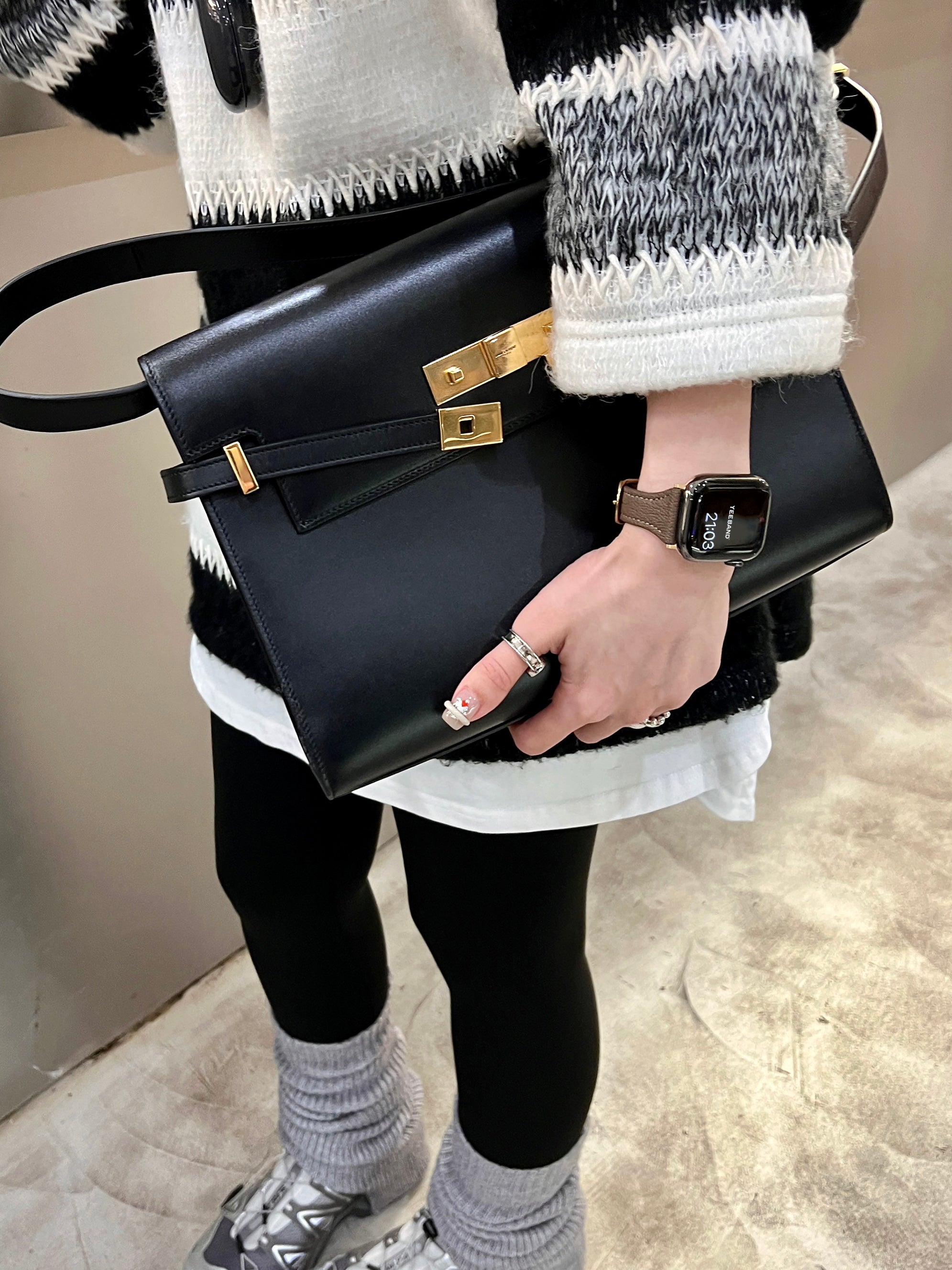 Leather strap with horseshoe buckle and small waist design