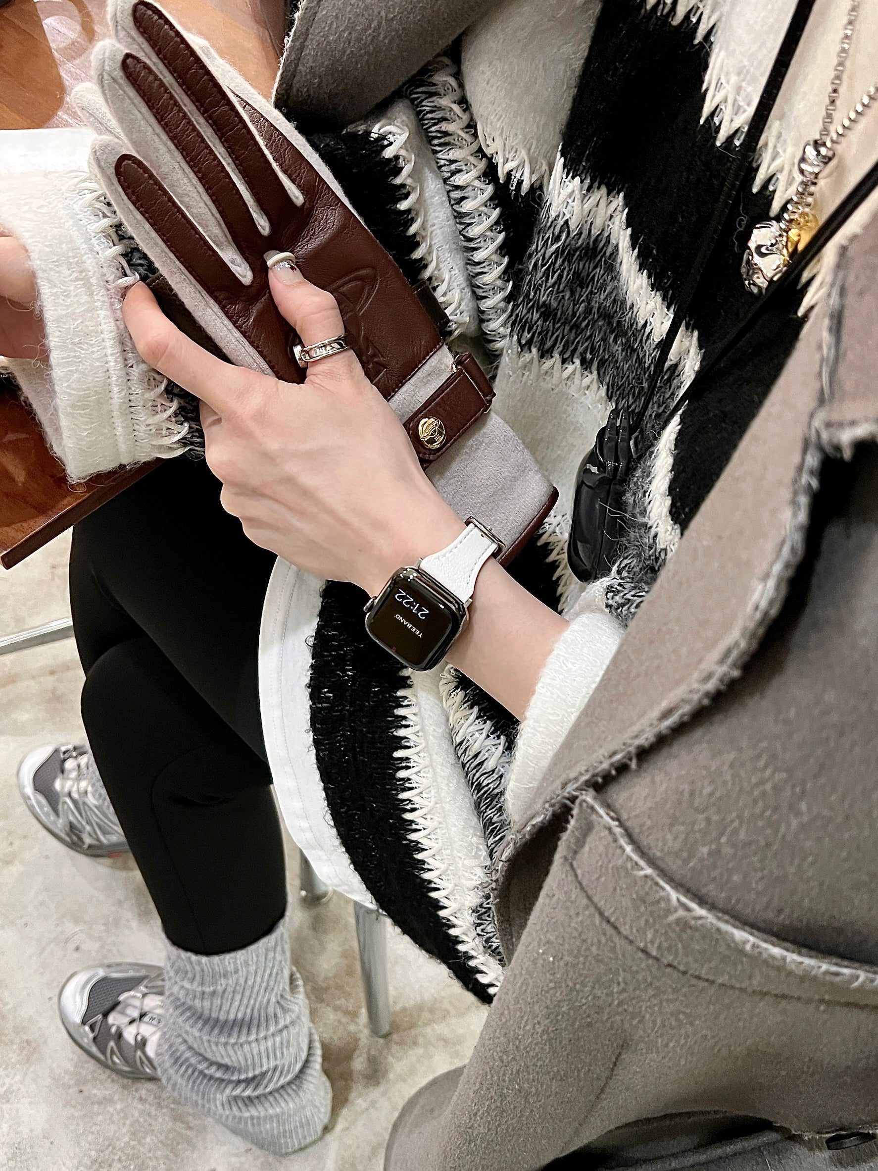 Leather strap with horseshoe buckle and small waist design