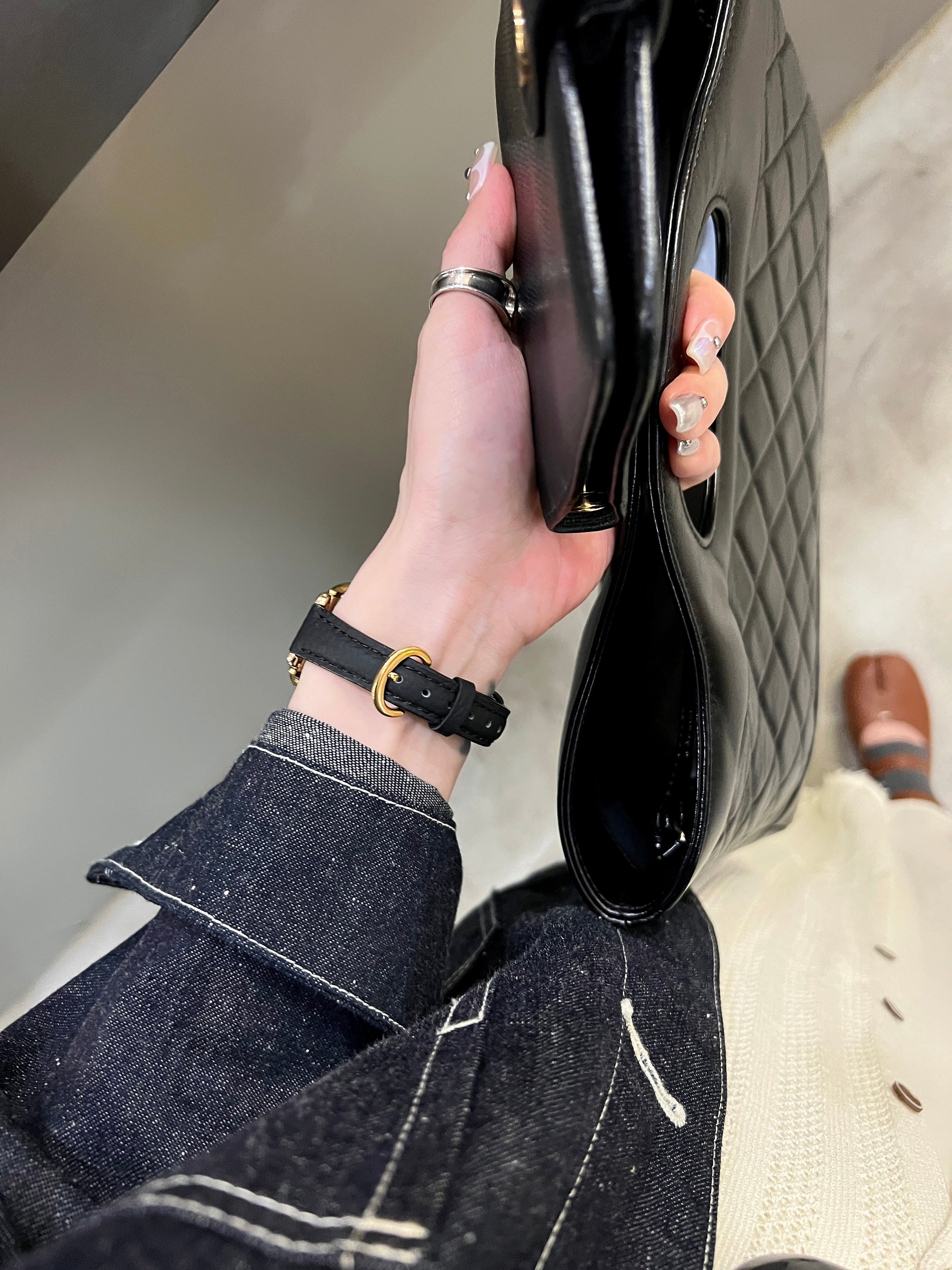 Litchi grain design scimitar horseshoe leather strap