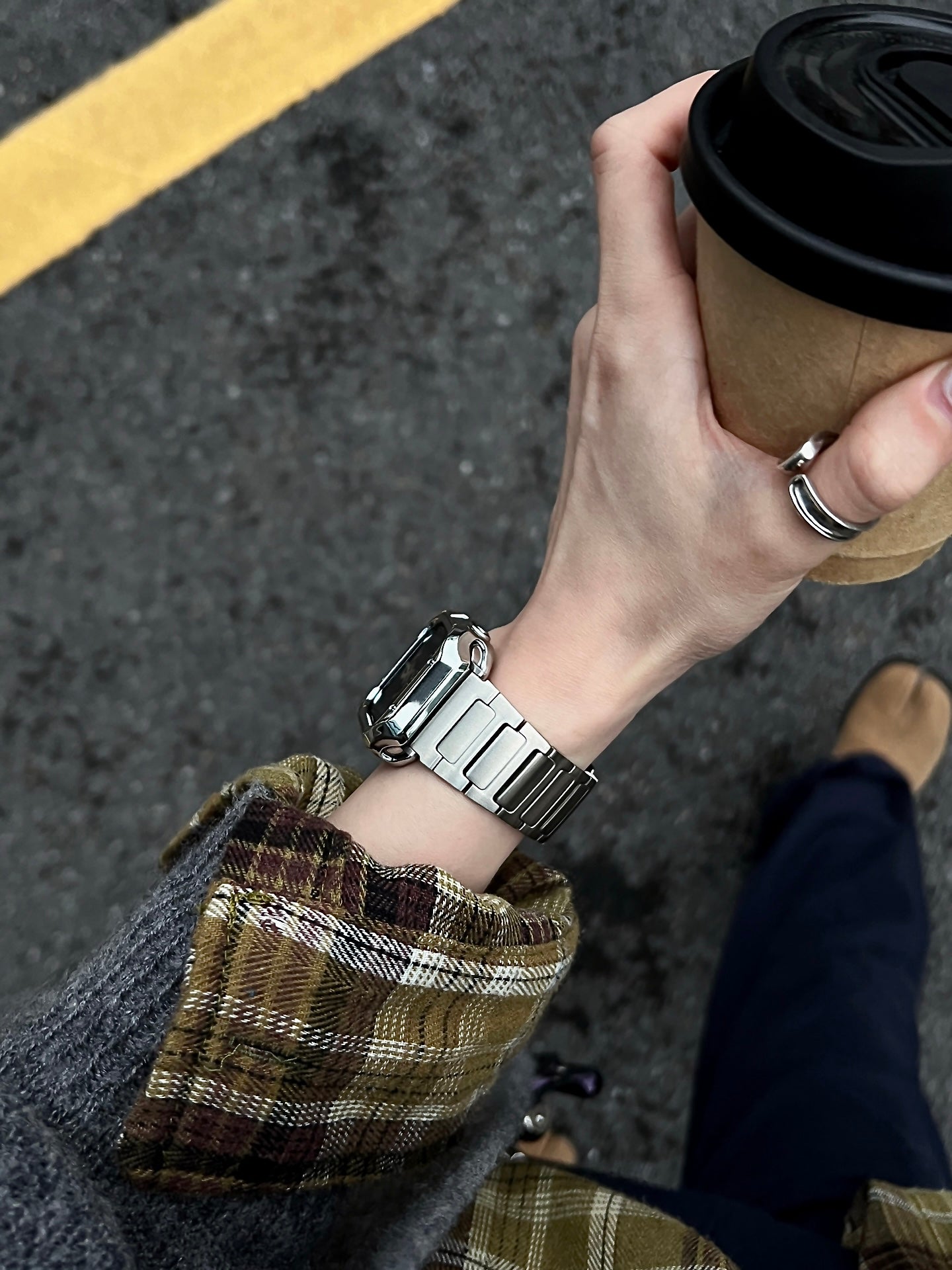 Stainless steel bracelet for men and women in a neutral style