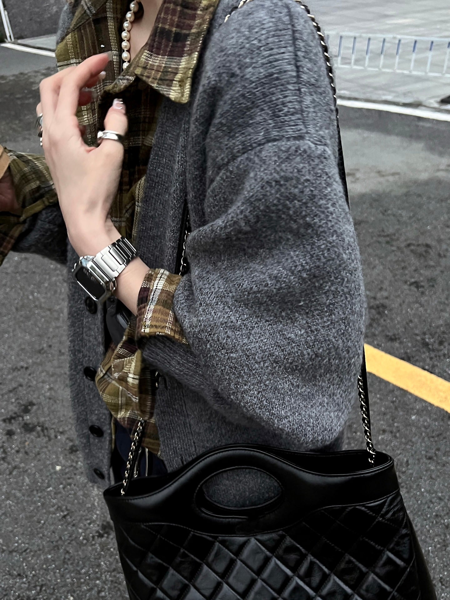 Stainless steel bracelet for men and women in a neutral style