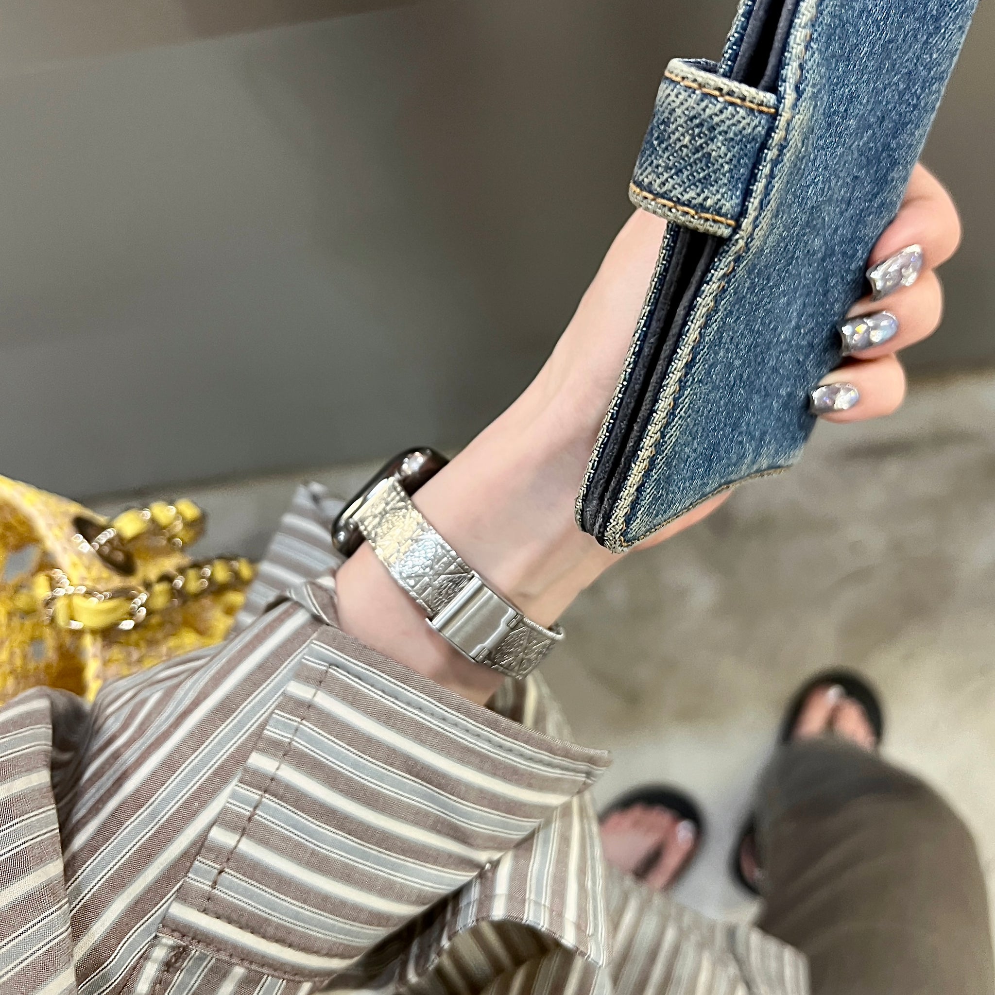 Stainless steel bracelet with crushed silver rattan checkered pattern for applewatch