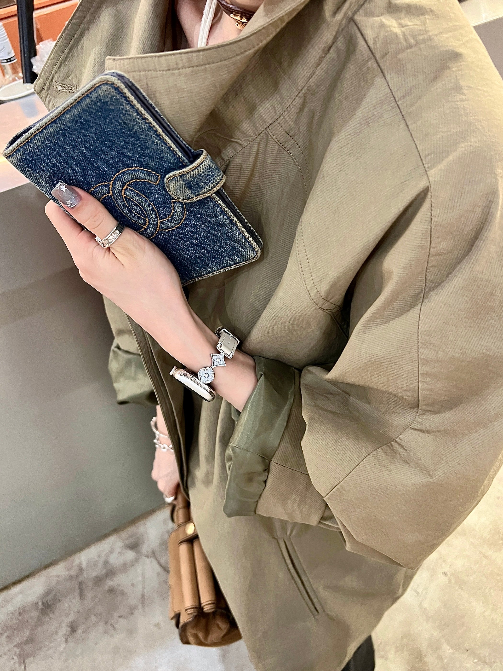 Enameled leather strap with tangerine flowers